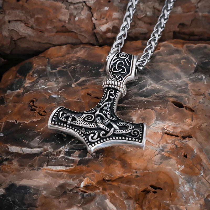 ORNAMENTAL MJÖLNIR AMULET